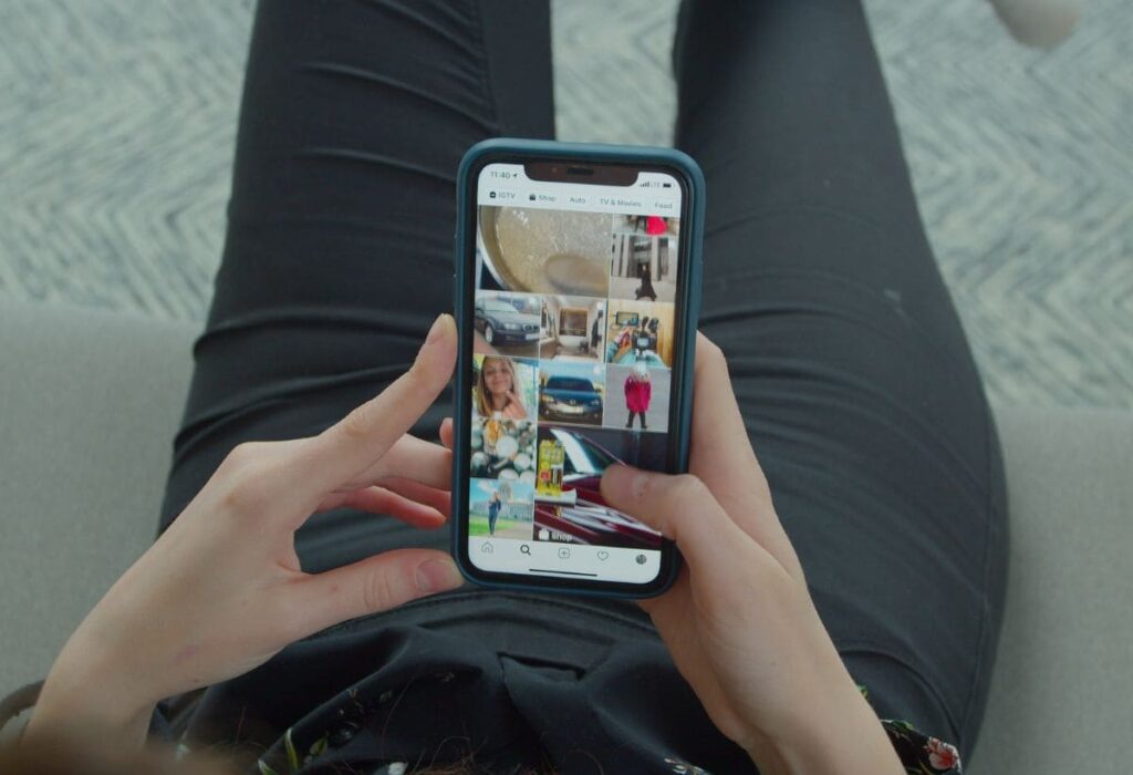 pessoa assistindo videos do instagram