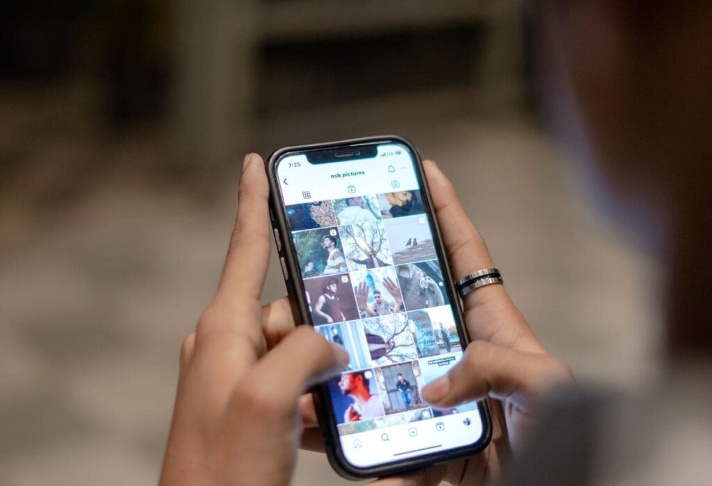 Algoritimo do instagram e feed de tendencia no celular de uma pessoa